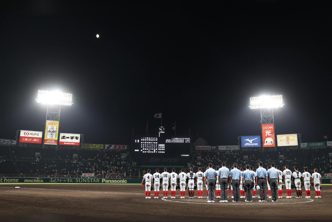小松大谷対創成館　月夜の下で校歌斉唱する創成館ナイン（撮影・白石智彦）