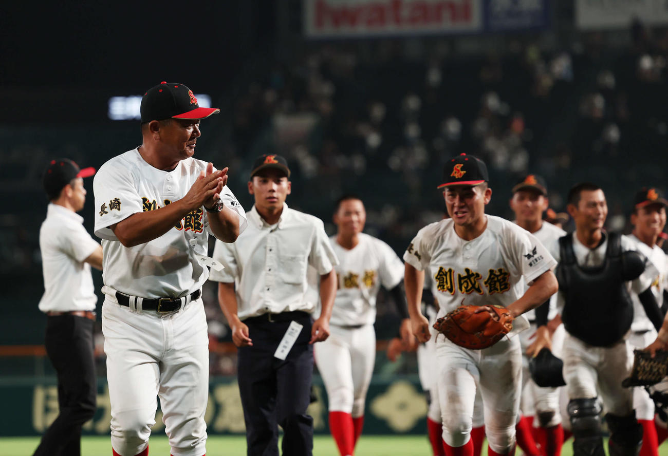 小松大谷対創成館　小松大谷に勝利し、拍手をする創成館・稙田監督（左）（撮影・増田悦実）