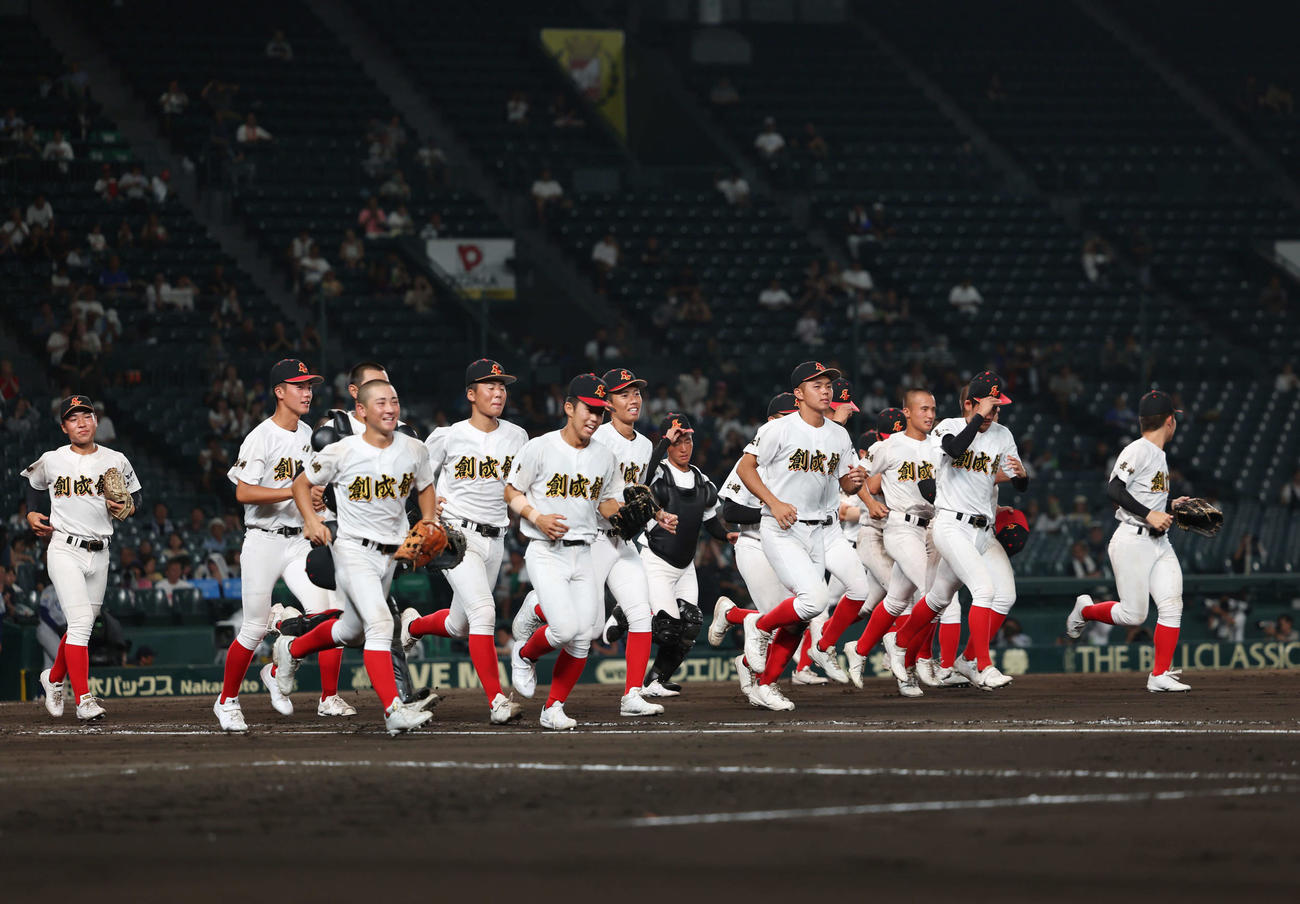 小松大谷対創成館　小松大谷に勝利し笑顔でスタンドに向かう創成館ナイン（撮影・増田悦実）