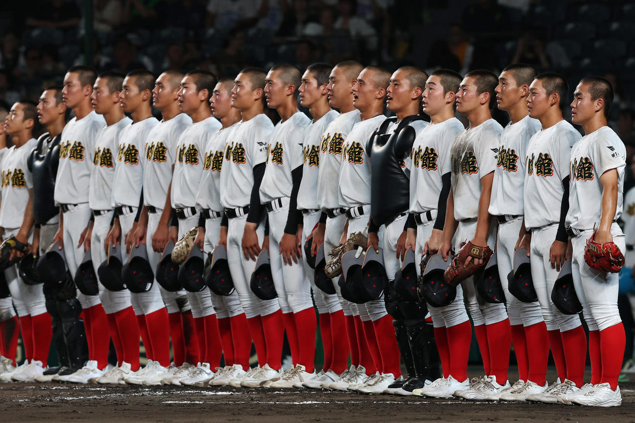 小松大谷対創成館　開幕戦で小松大谷に勝利し、校歌を歌う創成館の選手たち（撮影・前田充）