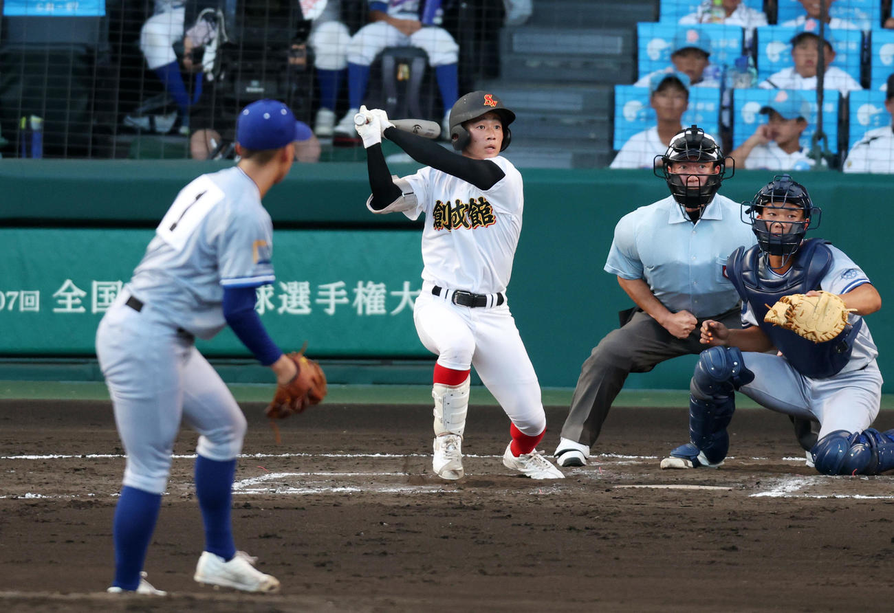 小松大谷対創成館　2回裏創成館2死一塁、森下は左越え適時二塁打を放つ。投手江守（撮影・加藤哉）