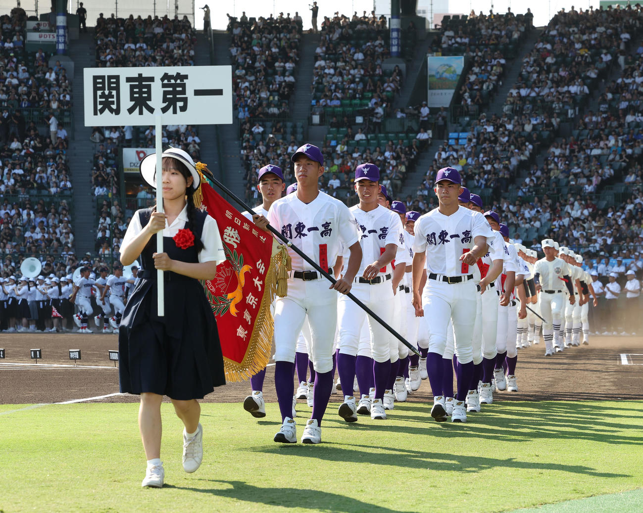 開会式で入場行進する関東第一ナイン（撮影・増田悦実）