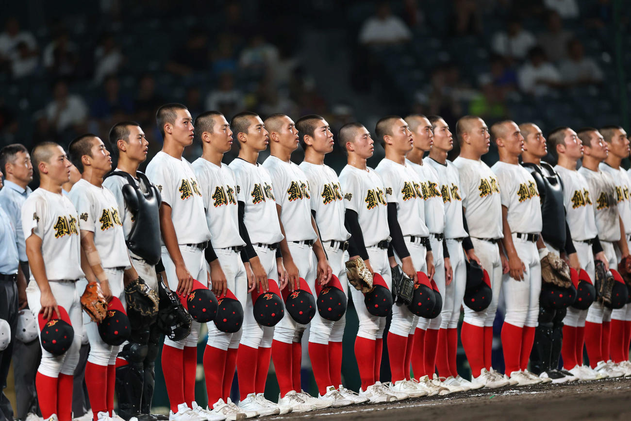 小松大谷対創成館　小松大谷に勝利し校歌斉唱する創成館ナイン（撮影・増田悦実）