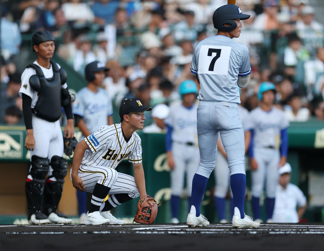 始球式のキャッチャーを務める横浜隼人・平野将梧さん（撮影・増田悦実）