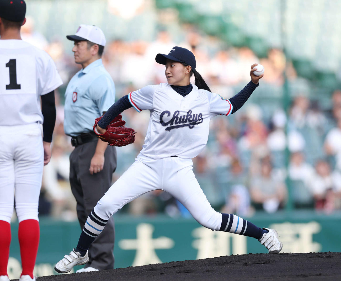 小松大谷対創成館　始球式を行う中京大附中京・森本愛華さん（撮影・増田悦実）