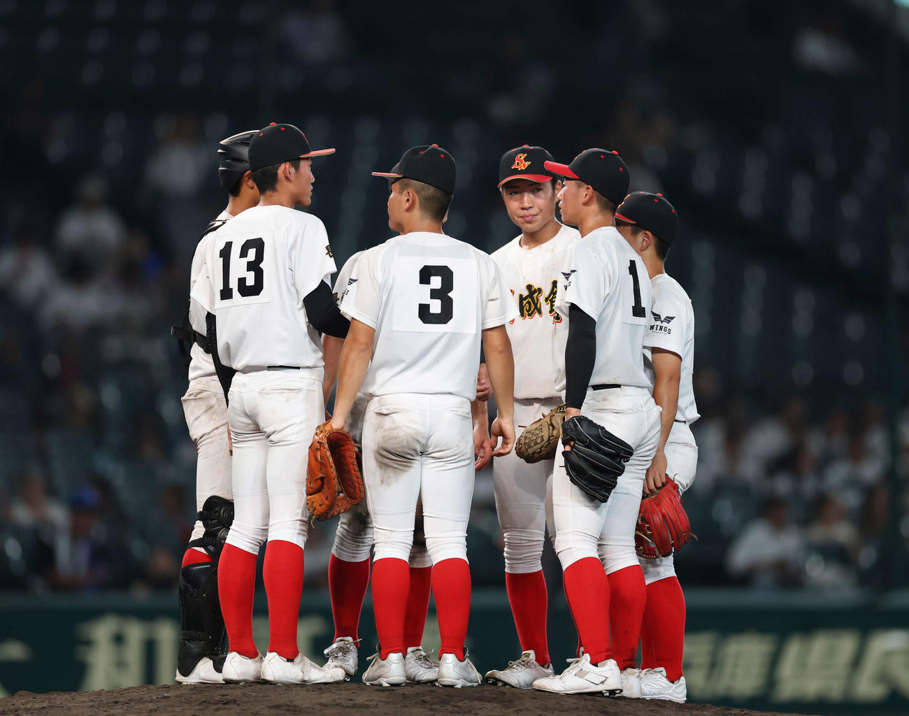 小松大谷対創成館　マウンドに集まる創成館ナイン（撮影・増田悦実）