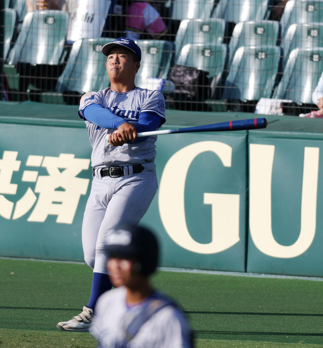 小松大谷対創成館　試合前ノックを打つ小松大谷・白井マネジャー（撮影・加藤哉）