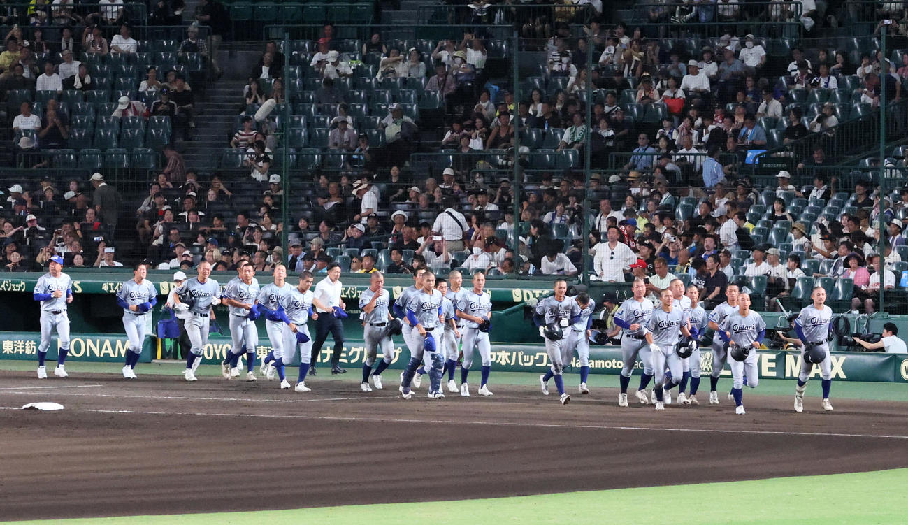 小松大谷対創成館　創成館に敗れアルプススタンドへあいさつに向かう小松大谷ナイン（撮影・加藤哉）