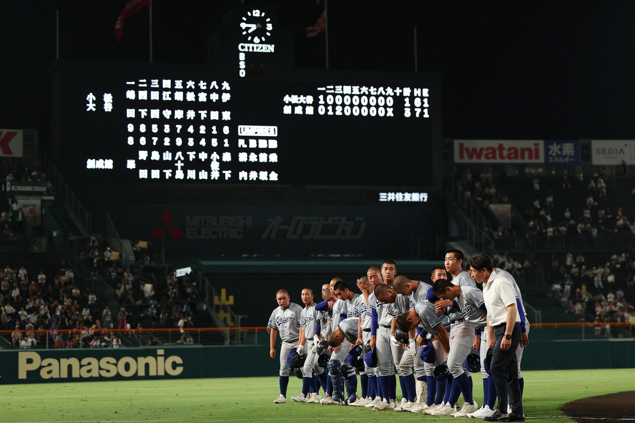 小松大谷対創成館　開幕戦で創成館に敗れ、悔しそうに応援団にあいさつする小松大谷の選手たち（撮影・前田充）