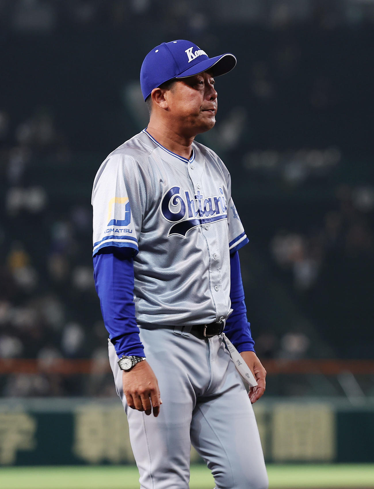 小松大谷対創成館　創成館に敗れ、悔しそうに引き揚げる小松大谷・西野監督（撮影・前田充）