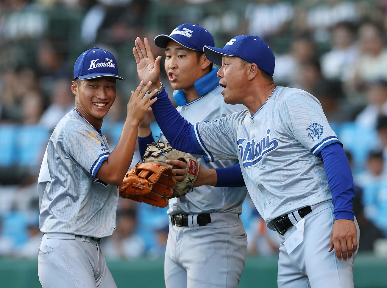 小松大谷対創成館　1回表の守備を終えた選手を迎える小松大谷・西野監督（右）（撮影・前田充）