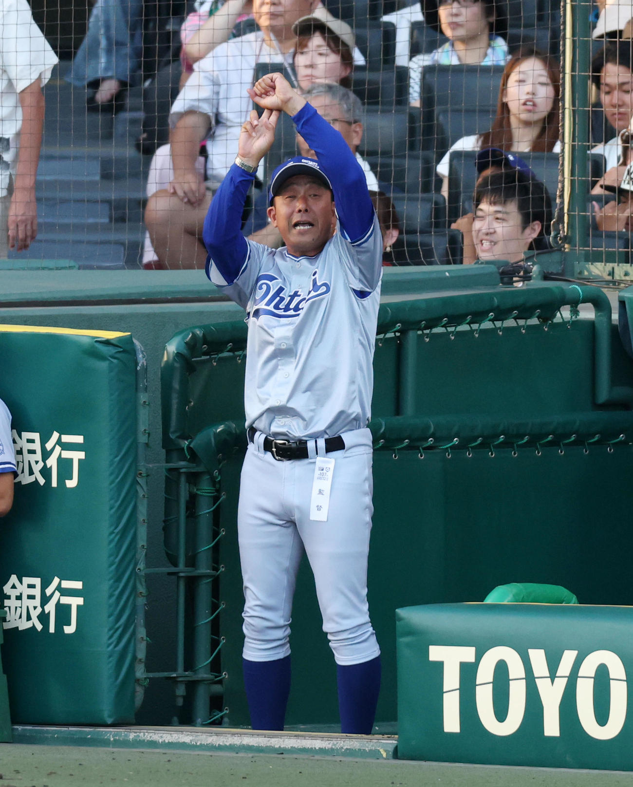 小松大谷対創成館　ベンチで選手に指示を送る小松大谷の西野監督（撮影・加藤哉）