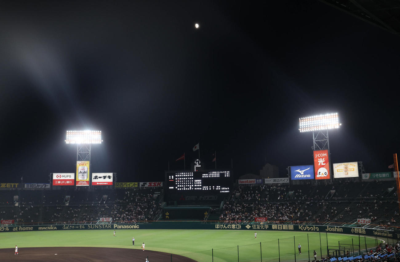 小松大谷対創成館　月が浮かぶナイターで行われる小松大谷対創成館の試合（撮影・白石智彦）