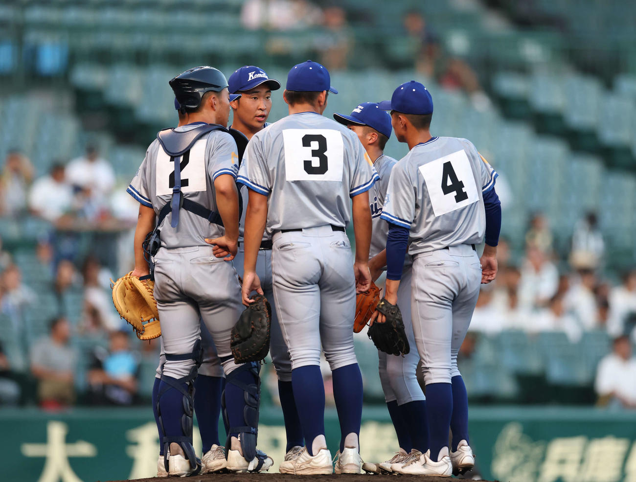 小松大谷対創成館　3回裏創成館1死満塁、マウンドに集まる小松大谷ナイン（撮影・増田悦実）