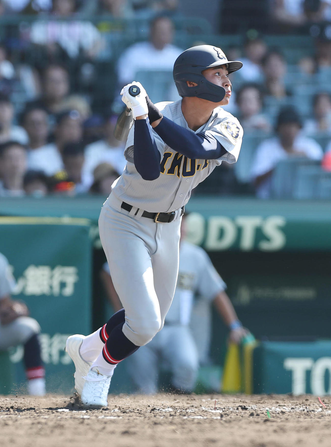 仙台育英対鳥取城北　5回表仙台育英無死、右中間へ大会1号となる本塁打を放つ原（撮影・前田充）