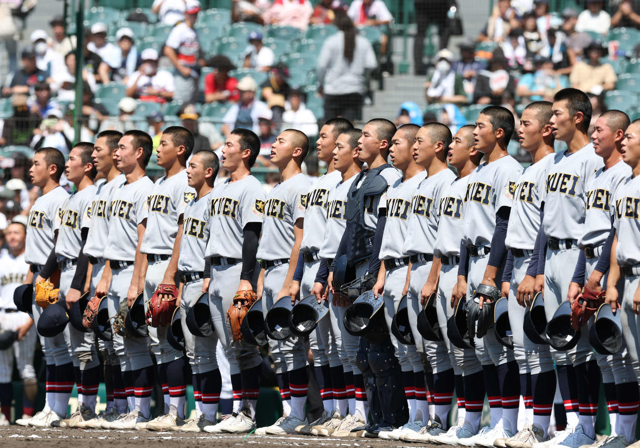 仙台育英対鳥取城北　鳥取城北に勝利し校歌斉唱する仙台育英ナイン（撮影・増田悦実）