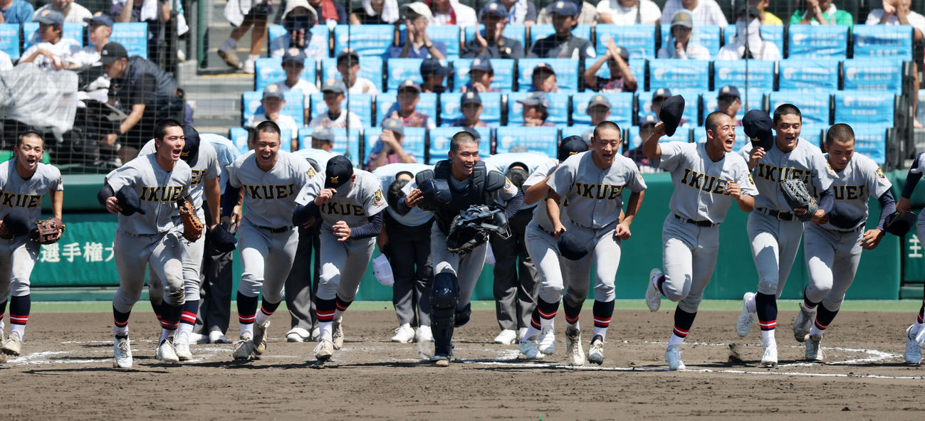 仙台育英対鳥取城北　鳥取城北に勝利しアルプススタンドの応援団にあいさつするため駆け出す仙台育英ナイン（撮影・加藤哉）