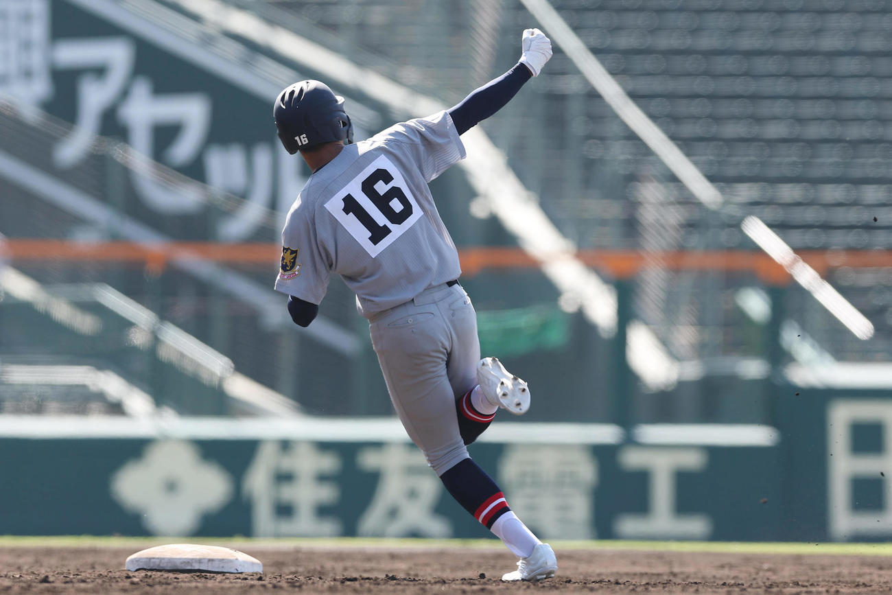 仙台育英対鳥取城北　5回表仙台育英無死、右中間へ大会1号となる本塁打を放ち、ガッツポーズする原（撮影・前田充）