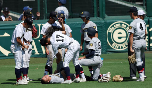 甲子園】アクシデント続出 午前8時開始でも猛暑の影響大 仙台育英に足