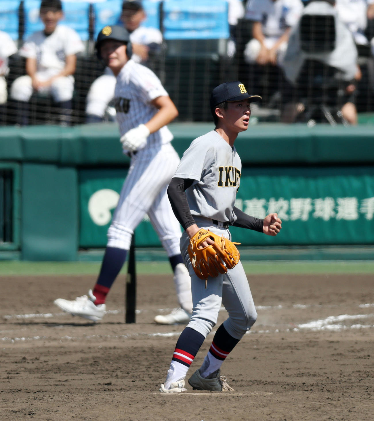 仙台育英対鳥取城北　9回裏鳥取城北2死二塁、仙台育英・吉川は寺下を三振に仕留めガッツポーズを見せる（撮影・加藤哉）