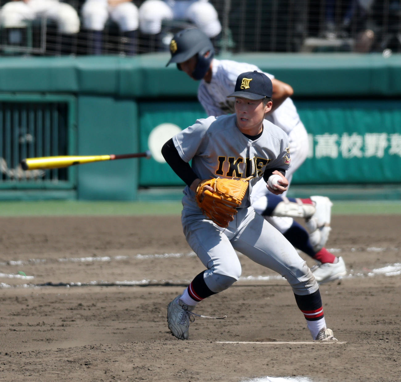 仙台育英対鳥取城北　8回裏鳥取城北無死、仙台育英・吉川は吉村の打球を捕球する（撮影・加藤哉）