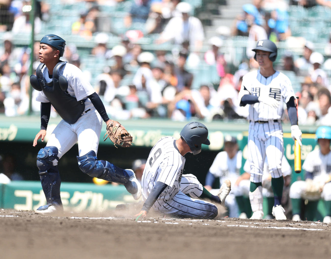 宮崎商対開星　2回裏開星1死満塁　生還する松崎（中央）（撮影・増田悦実）