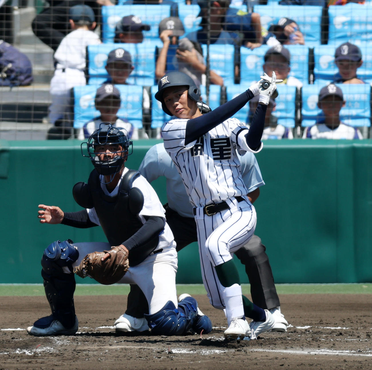 宮崎商対開星2回裏開星2死満塁、小村は左前2点適時打を放つ（撮影・加藤哉）