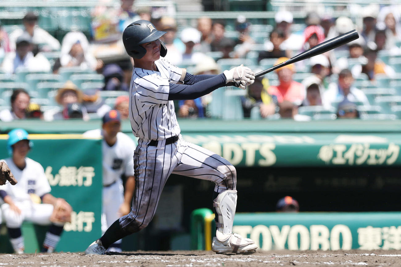 宮崎商対開星　7回裏開星2死一、三塁、勝ち越しの中前適時打を放つ松本七（撮影・前田充）