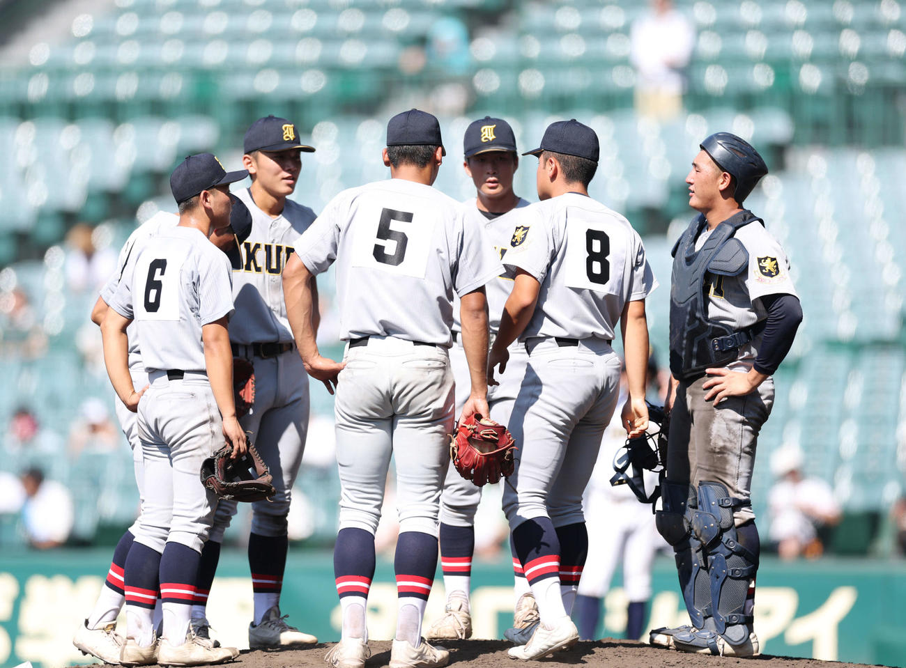 仙台育英対鳥取城北　マウンドに集まる仙台育英ナイン（撮影・増田悦実）