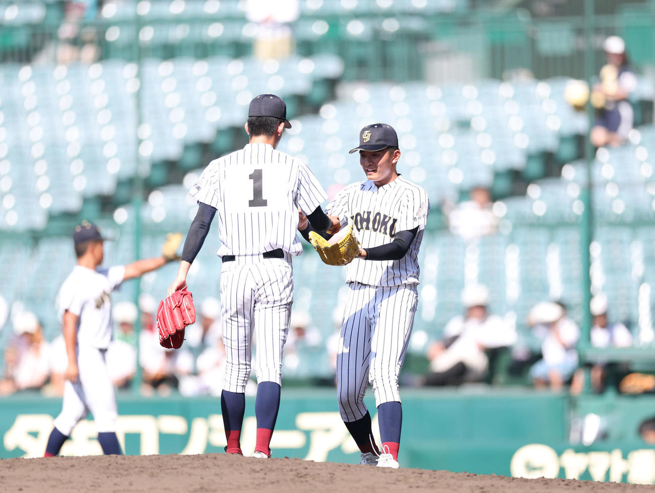 仙台育英対鳥取城北　交代する鳥取城北・田中（左）と鈴木（撮影・増田悦実）