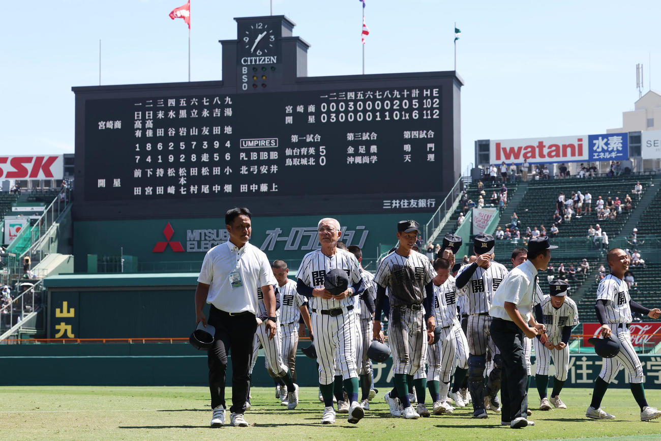 宮崎商対開星　宮崎商にサヨナラ勝ちし、応援団にあいさつする野々村監督（手前左から2人目）ら開星の選手たち（撮影・前田充）