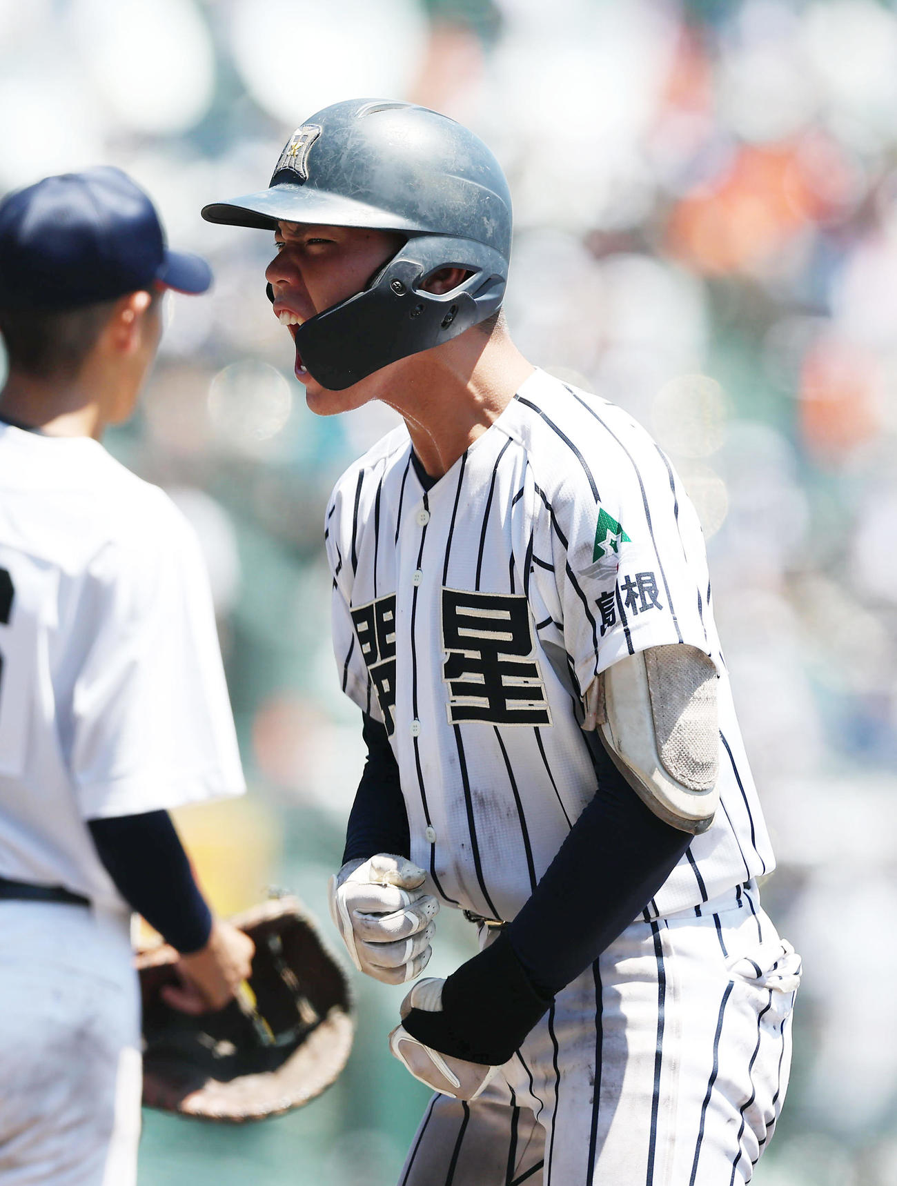 宮崎商対開星　7回裏開星2死一、三塁、勝ち越しの中前適時打を放ち、雄たけびを上げる松本七（撮影・前田充）