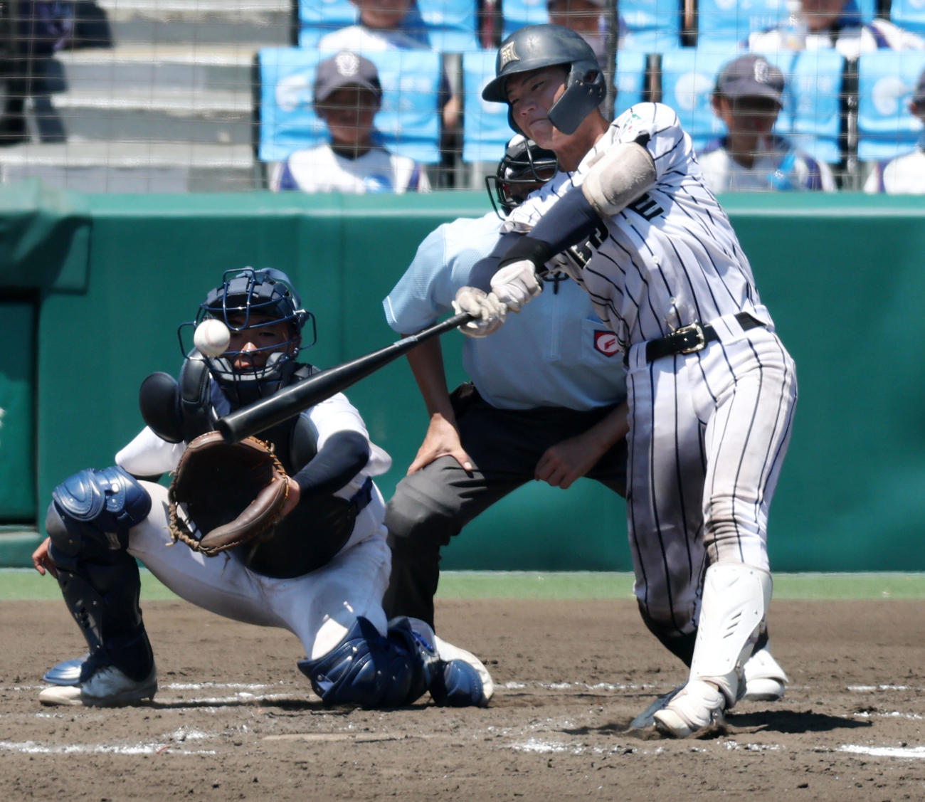 宮崎商対開星　7回裏開星2死一、三塁、松本七は中前適時打を放ち勝ち越しに成功（撮影・加藤哉）
