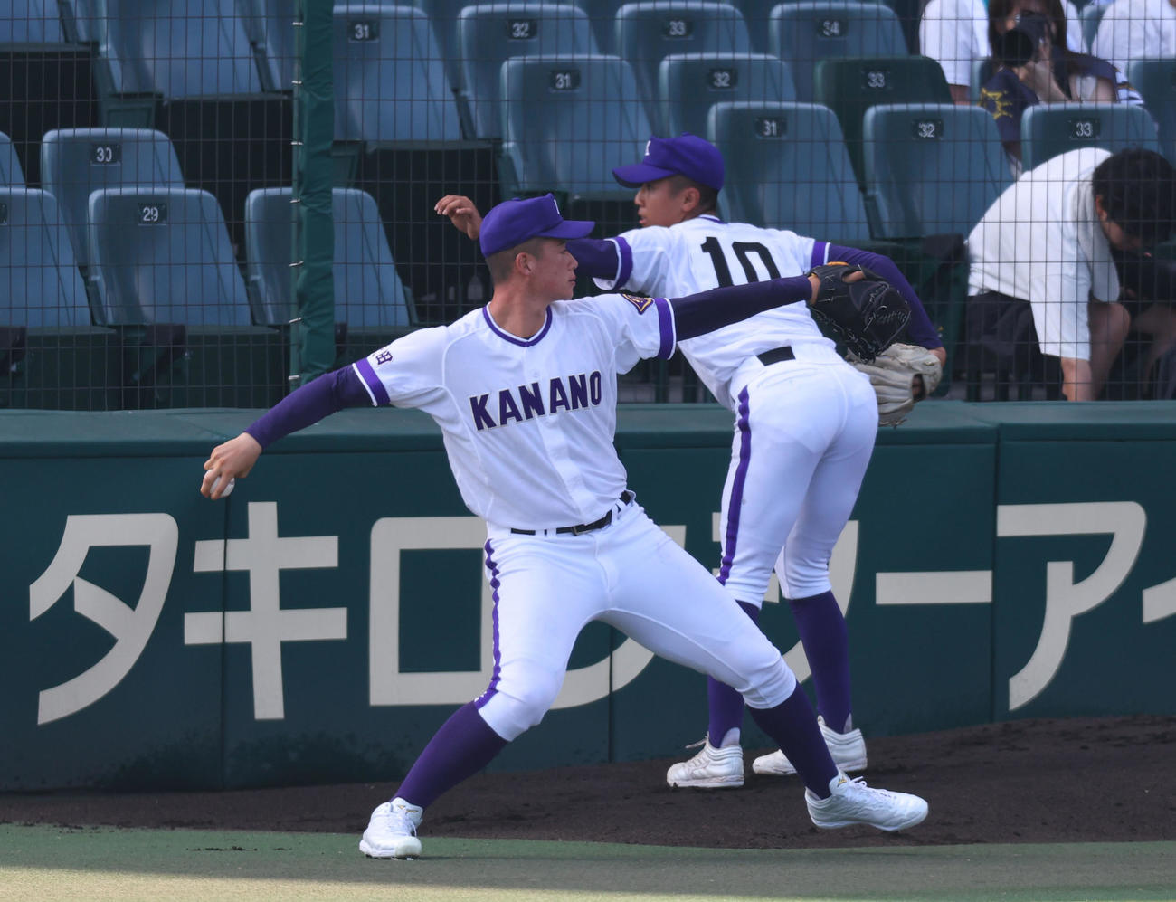 金足農対沖縄尚学　ノック前にキャッチボールをする金足農・吉田（手前）（撮影・藤尾明華）