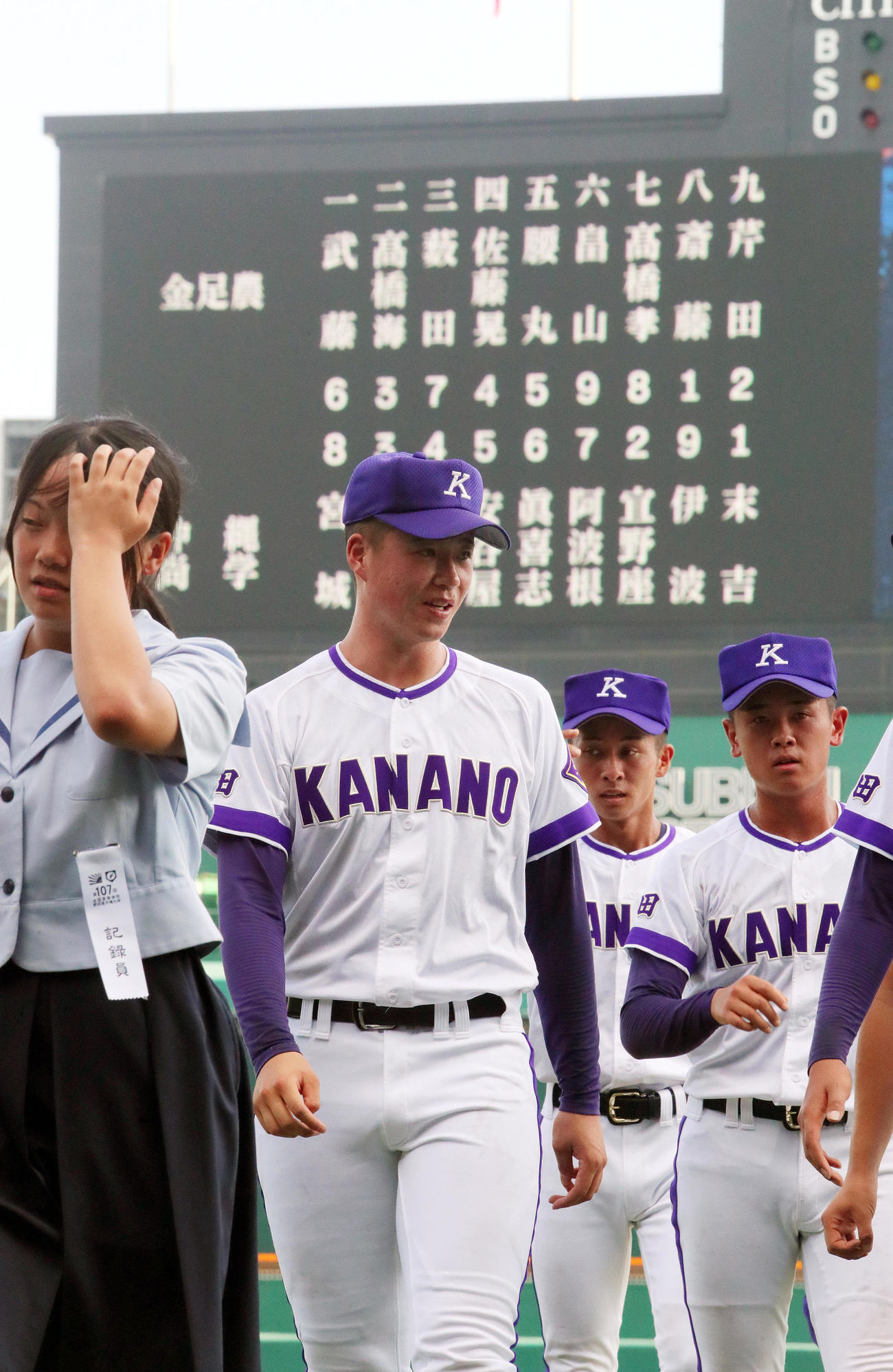 金足農対沖縄尚学　ベンチスタートとなった金足農の吉田（左から2人目）（撮影・上山淳一）