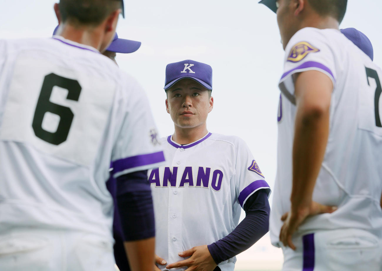 金足農対沖縄尚学　円陣を組む金足農の吉田ら（撮影・上山淳一）