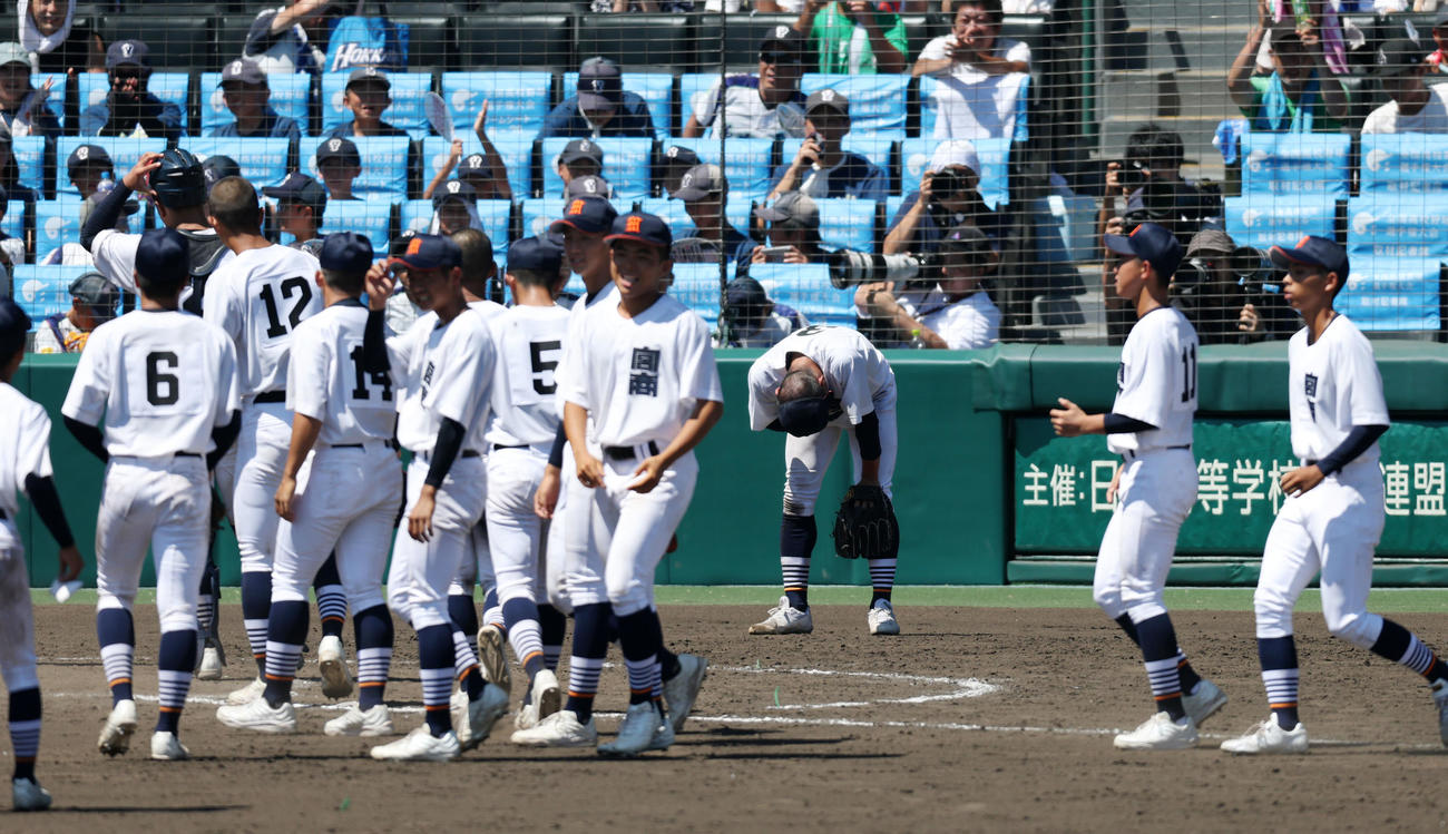 宮崎商対開星　10回裏開星無死満塁、日高有は前田に中犠飛を打たれてサヨナラ負けとなり、ヒザに手を当てたまま身動きできず（撮影・加藤哉）