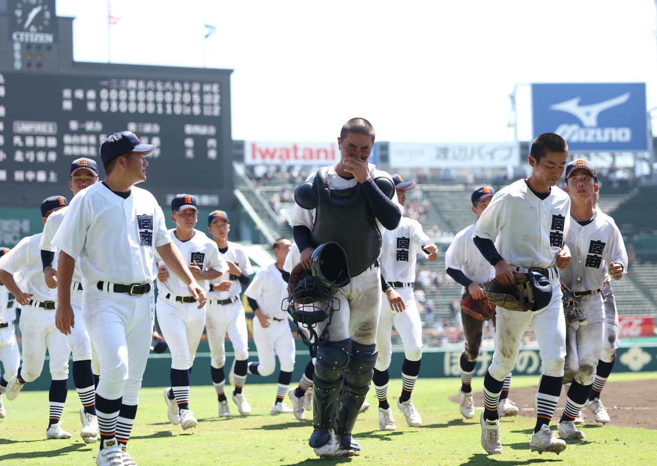 宮崎商対開星　負けが決まり涙を流す宮崎商ナイン（撮影・増田悦実）