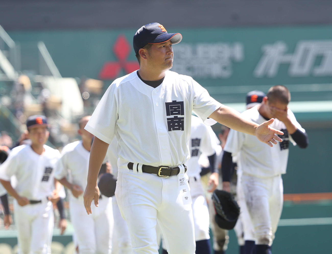 宮崎商対開星　負けが決まり悔しい表情で引き上げる橋口監督（撮影・増田悦実）