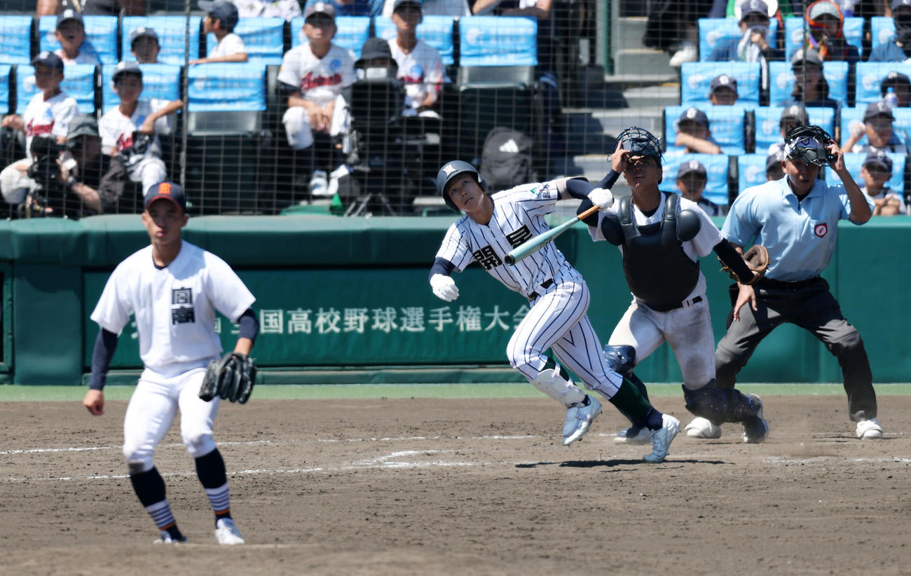 宮崎商対開星　10回裏開星無死満塁、前田は中犠飛を打ってサヨナラ勝ちを決める。投手日高有（撮影・加藤哉）