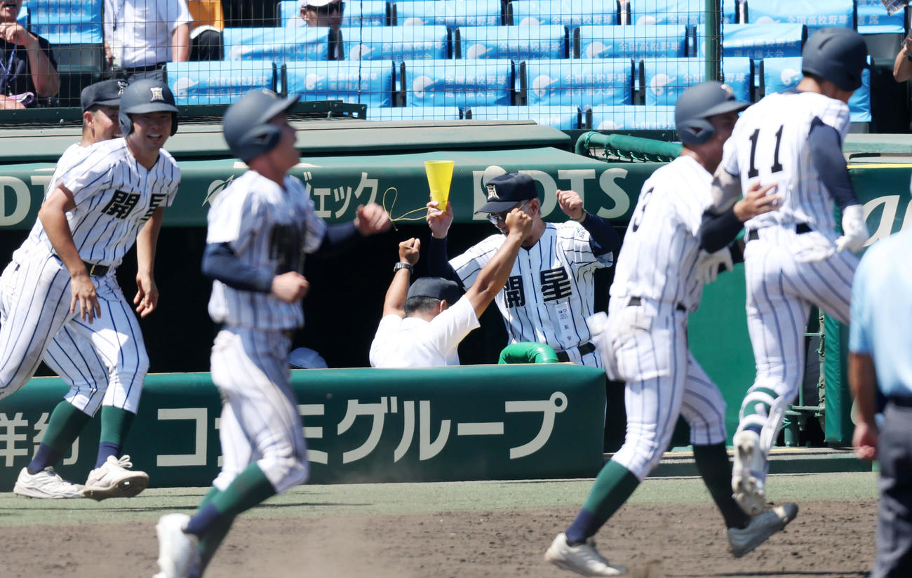 宮崎商対開星　10回裏開星無死満塁、前田の中犠飛でサヨナラ勝ちを決めベンチでバンザイする野々村監督（中央右）（撮影・加藤哉）