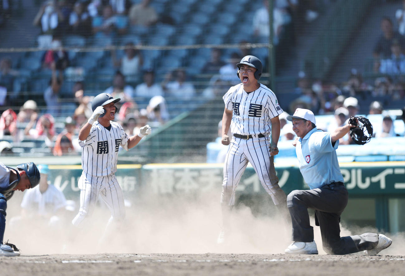 宮崎商対開星　タイブレーク10回裏開星無死満塁　前田の犠飛で生還し喜ぶ松尾（右）（撮影・増田悦実）