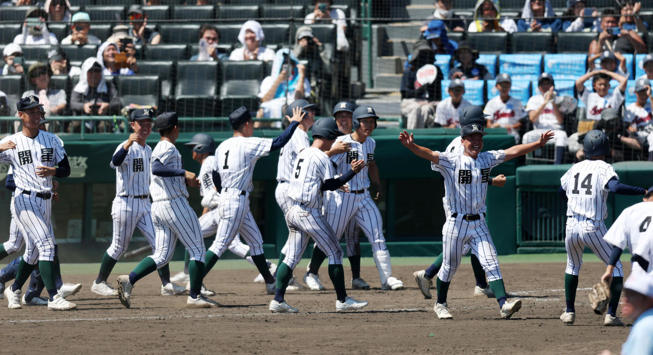 宮崎商対開星　10回裏開星無死満塁、前田の中犠飛でサヨナラ勝ちを決め喜ぶナイン（撮影・加藤哉）