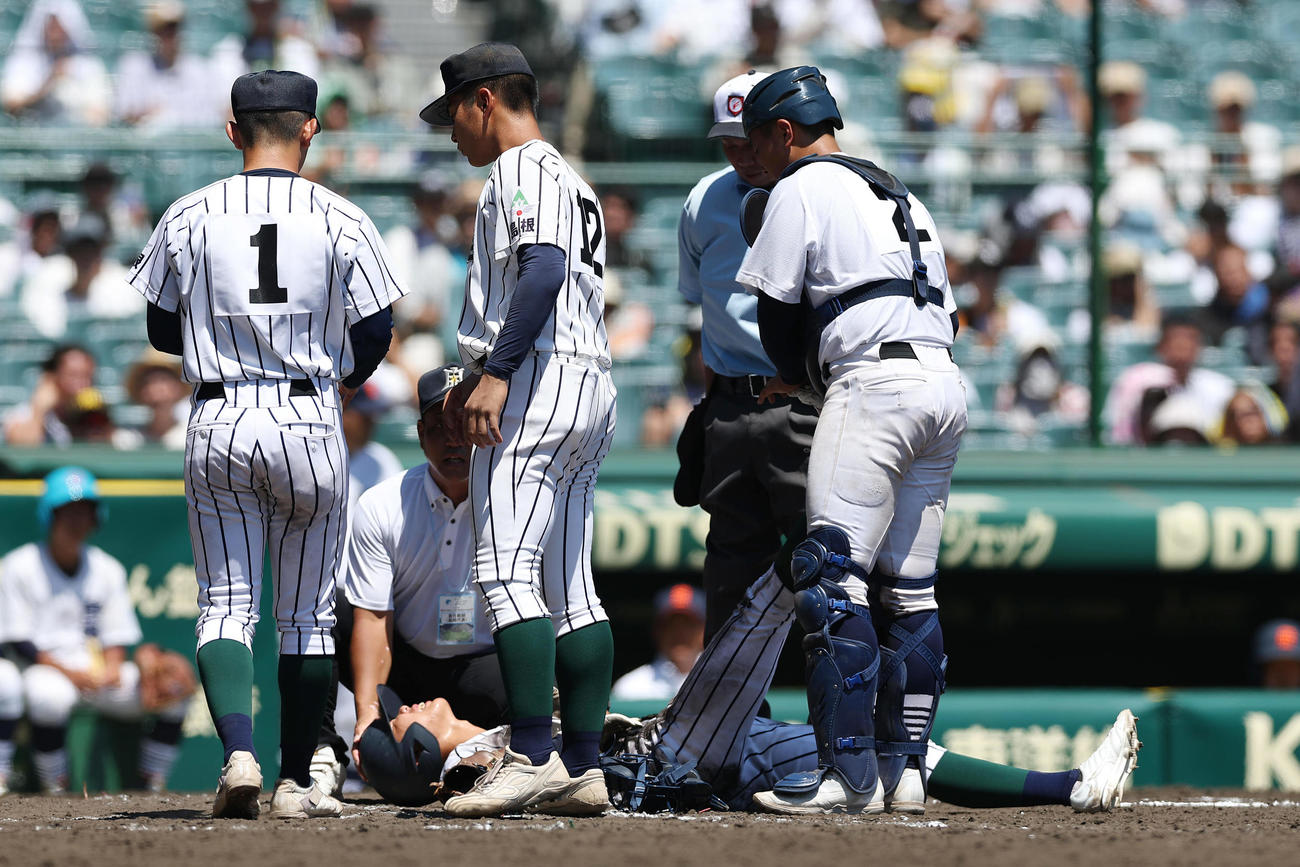 宮崎商対開星　8回裏開星2死一塁、打席で足をつり倒れ込む小村（撮影・前田充）