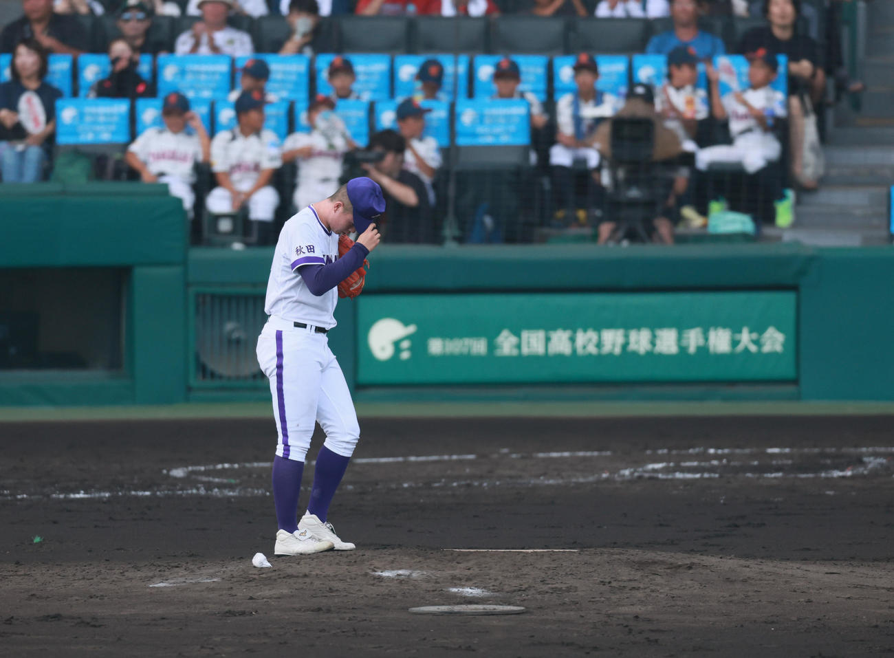 金足農対沖縄尚学　5回裏沖縄尚学2死三塁、マウンドに上がる金足農・吉田（撮影・藤尾明華）