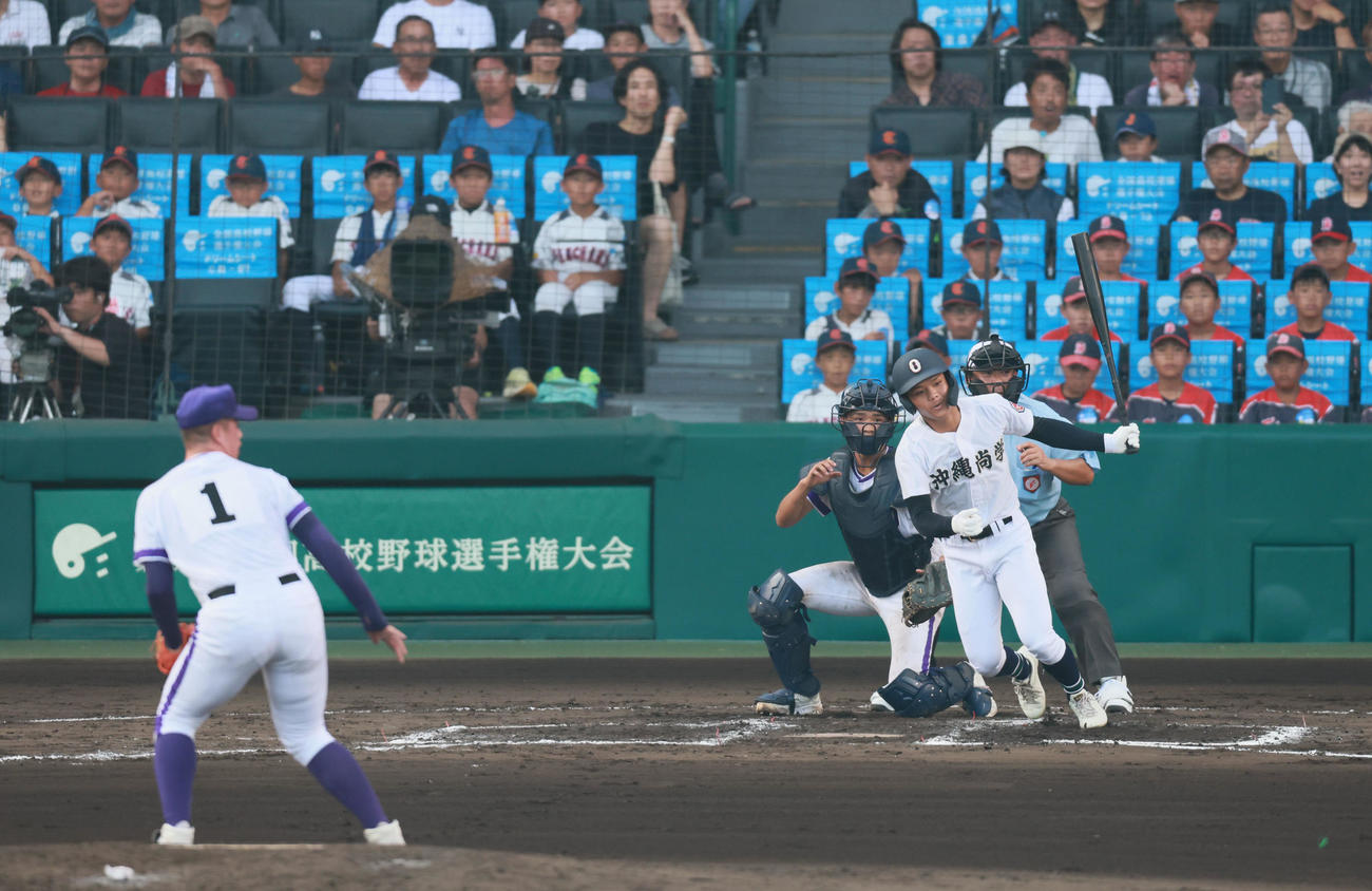 金足農対沖縄尚学　7回裏沖縄尚学2死一、三塁、阿波根は左前に先制適時打を放つ。投手吉田（撮影・藤尾明華）