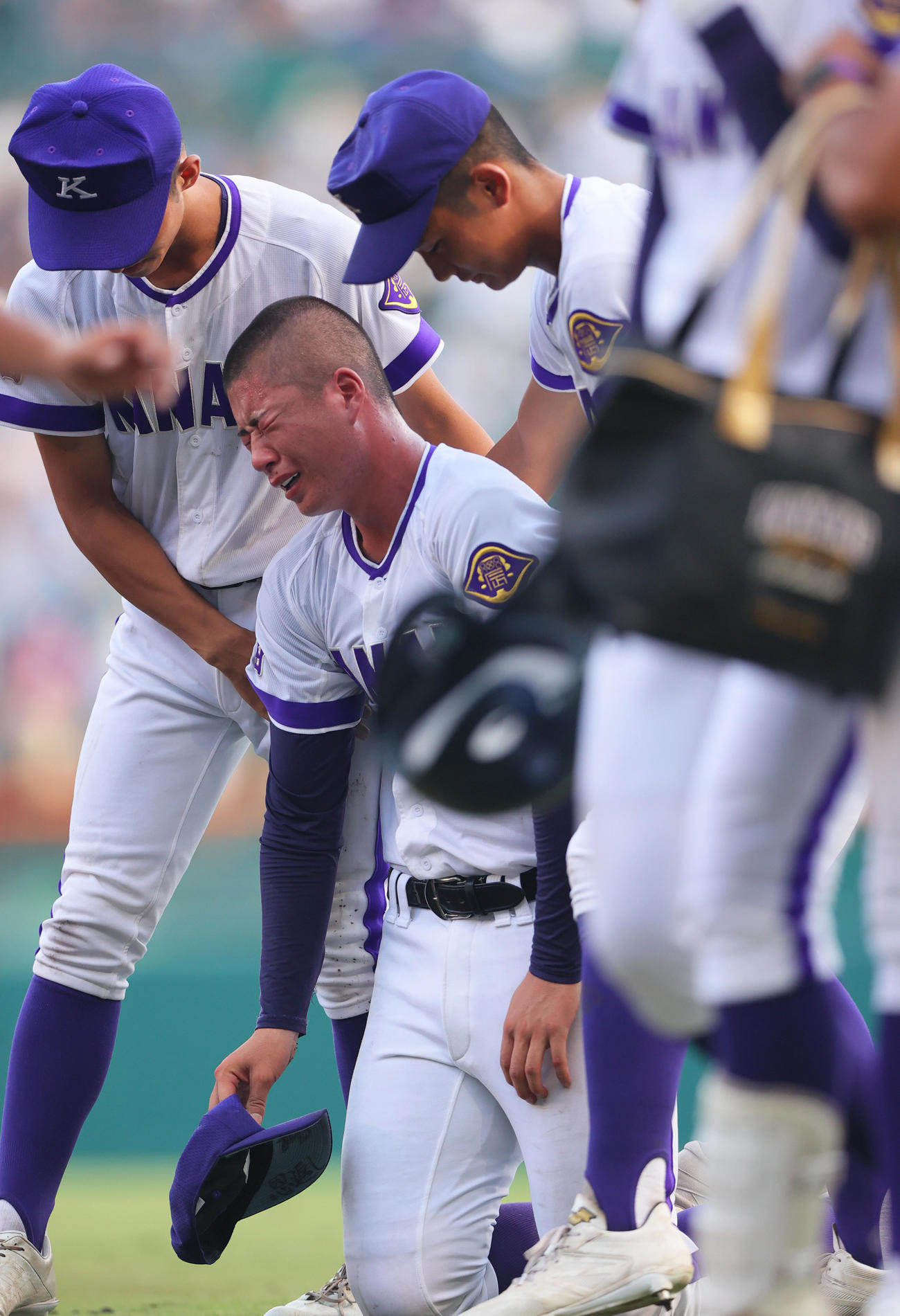 金足農対沖縄尚学　沖縄尚学に敗れ肩を落とす金足農エース吉田（中央）（撮影・上山淳一）