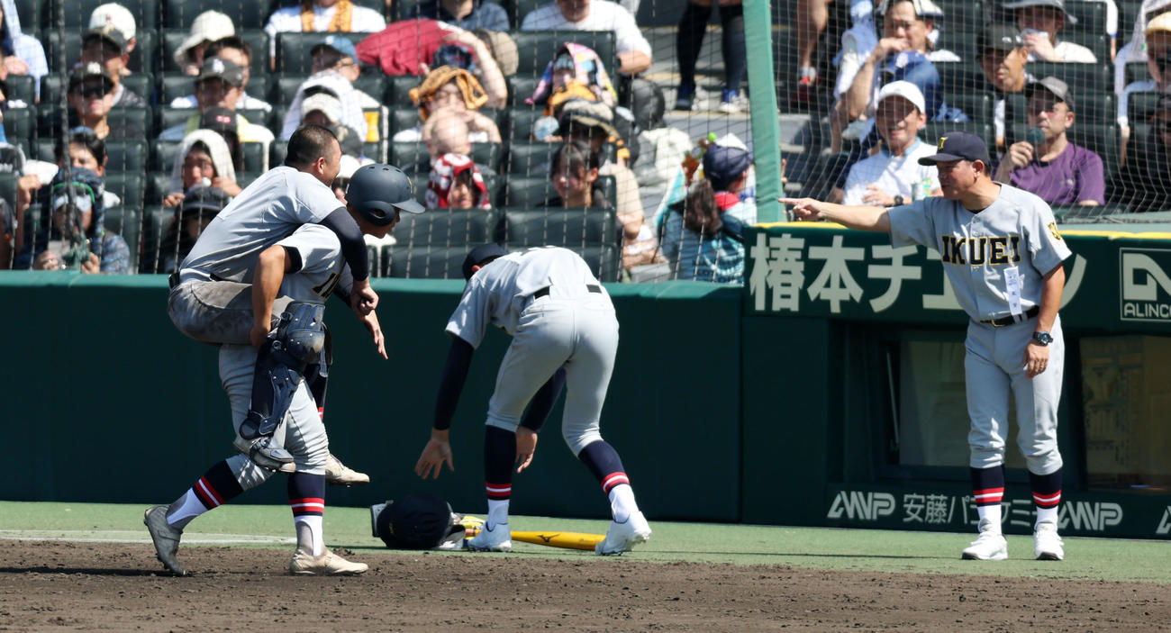 仙台育英対鳥取城北　8回表、仙台育英・川尻（左）はナインにおぶわれてベンチへ引き揚げる。右は須江監督（撮影・加藤哉）