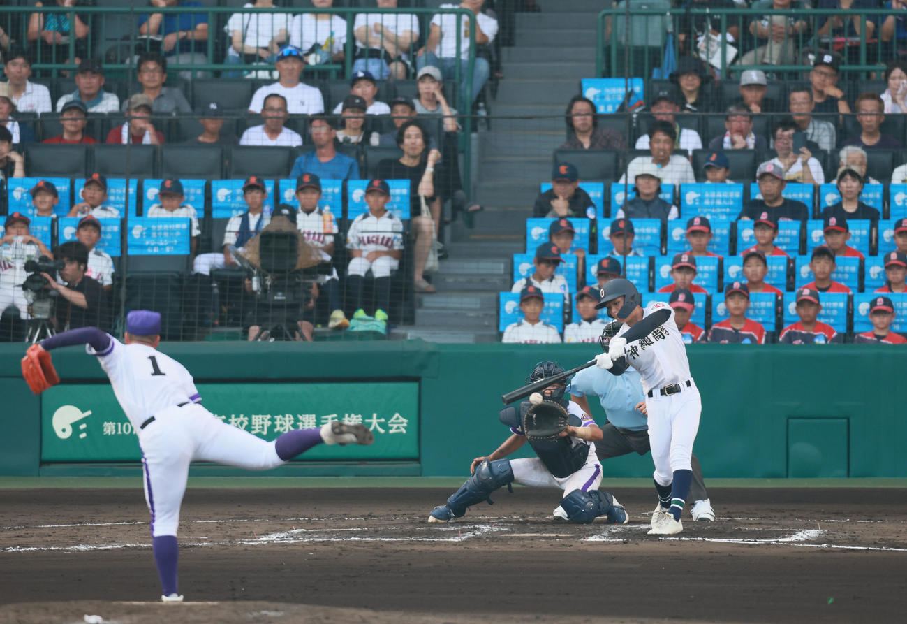 金足農対沖縄尚学　7回裏沖縄尚学2死一、三塁、阿波根は左前に先制適時打を放つ。投手吉田（撮影・藤尾明華）