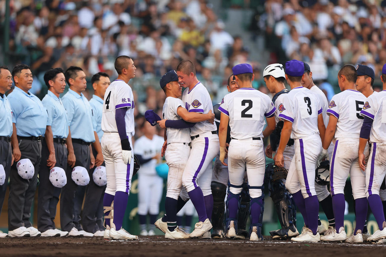 金足農対沖縄尚学　試合後、互いの健闘をたたえ合う選手ら（撮影・上山淳一）